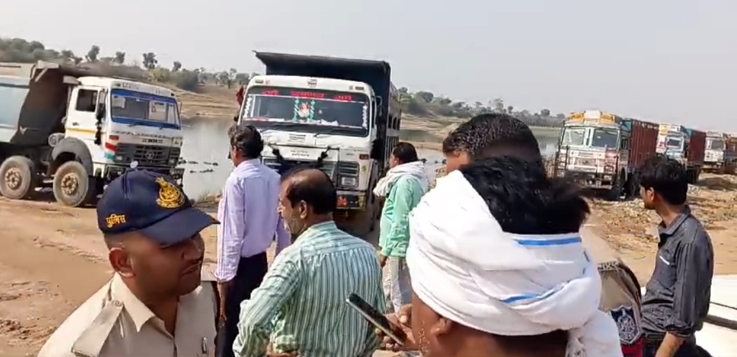 एस.डी.एम. गौतम द्वारा अवैध रेत माफियाओं के खिलाफ की गई कार्यवाही पर पुलिस ने फेरा पानी